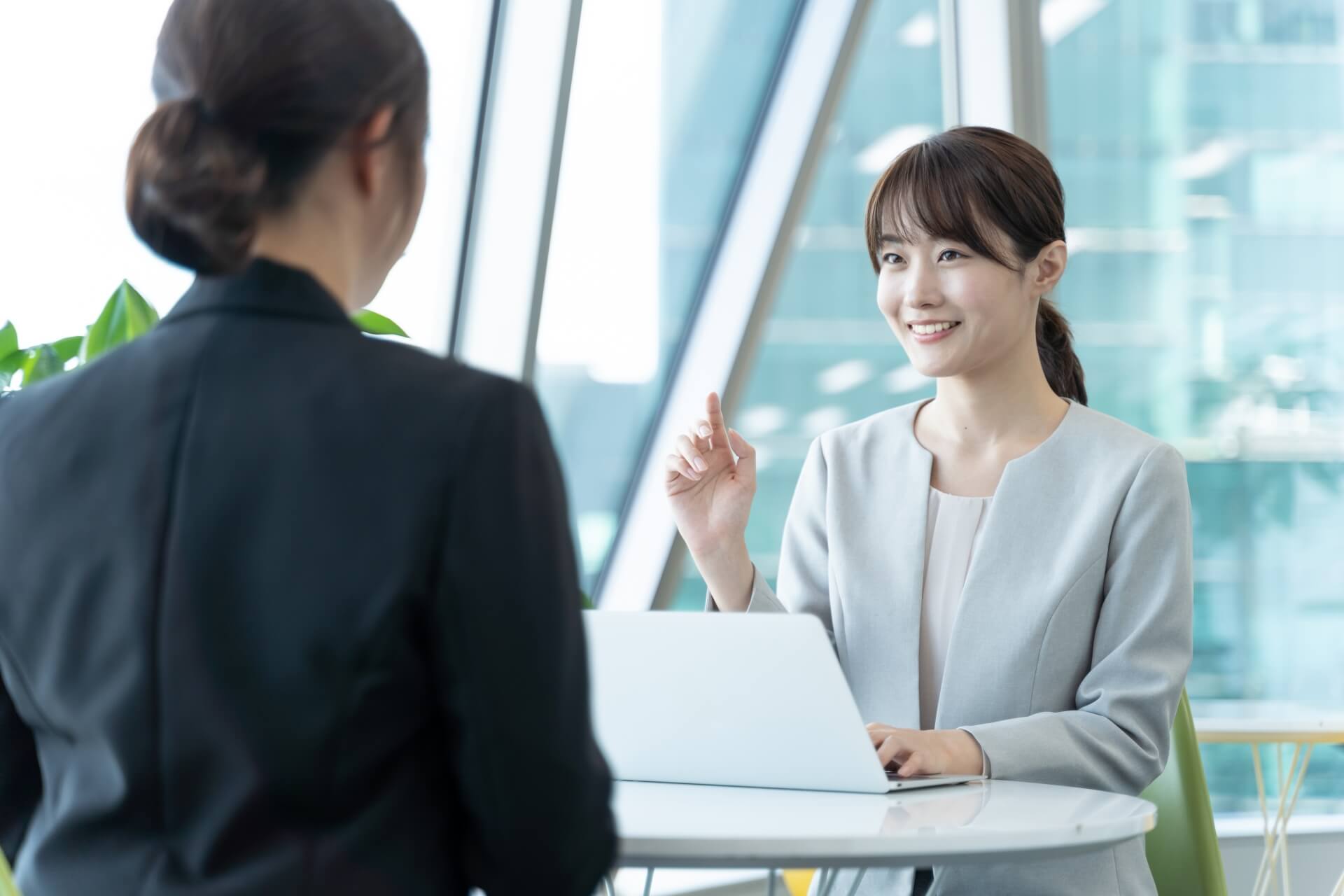 お仕事を探す求職者をサポートするマインドリンクスのスタッフ