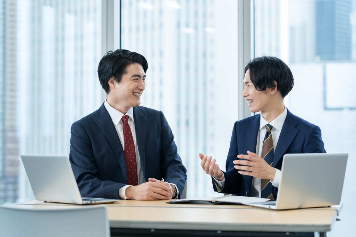 打ち合わせをするマインドリンクスのスタッフ